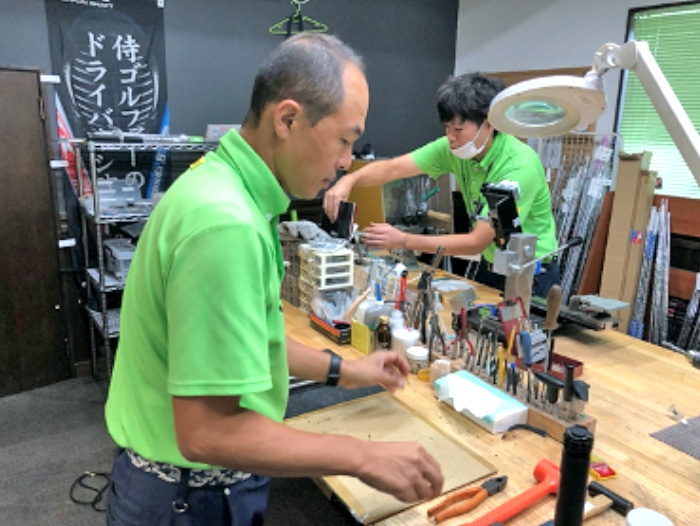 ゴルフ工房での作業風景